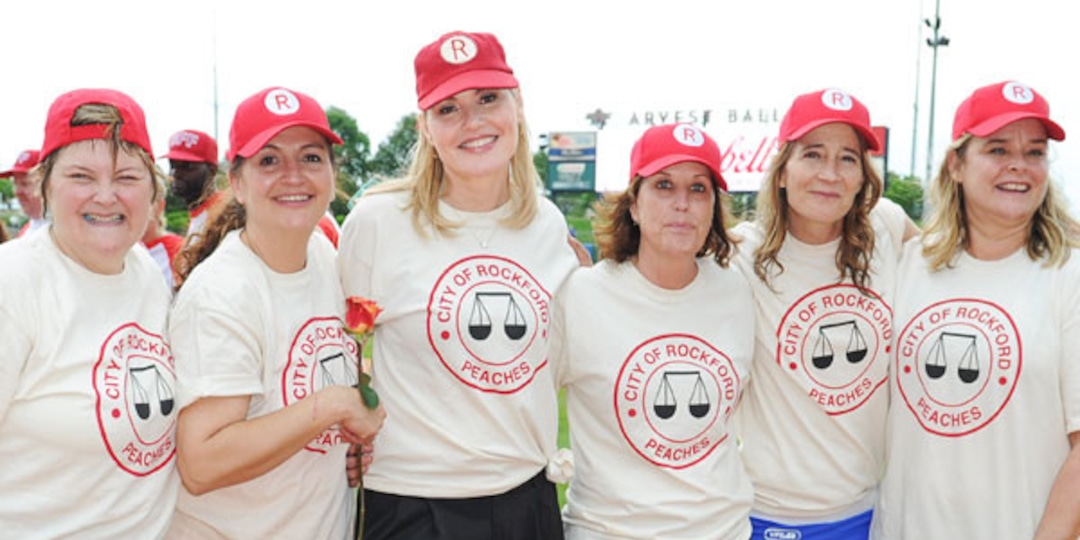 A League Of Their Own Cast Reunites 24 Years Later E Online Uk